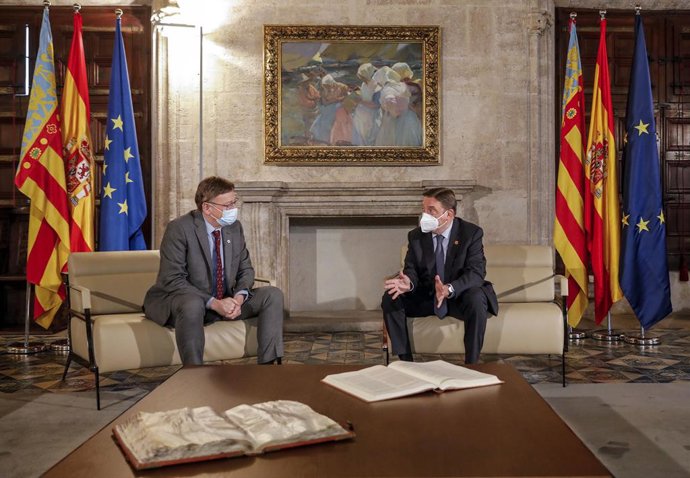 El ministro de Agricultura, Pesca y Alimentación, Luis Planas (d), y el presidente de la Generalitat Valenciana, Ximo Puig (i), durante un encuentro en el Palau de la Generalitat, a 11 de noviembre de 2021, en Valencia, Comunidad Valenciana (España).