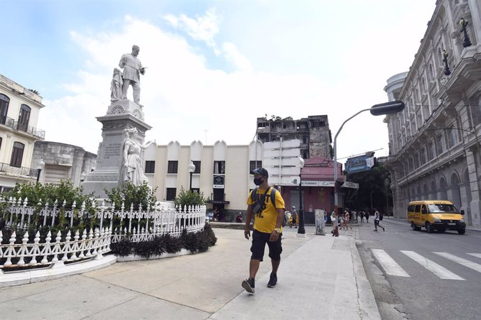 Archivo - Un homnre pasea por una plaza de La Habana