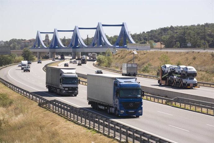 Archivo - Arxiu - Imatge de recurs de camions per les carreteres catalanes
