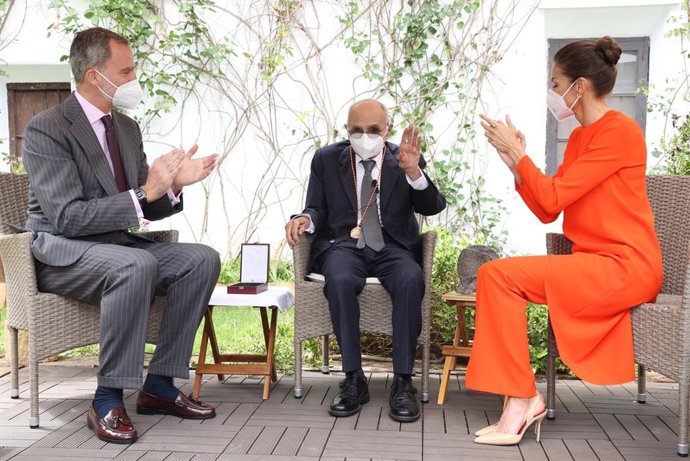 Archivo - El poeta Francisco Brines recibe en su casa de la finca de Elca, en Oliva (Valencia), el Premio Cervantes 2020 de manos de Sus Majestades los Reyes, Don Felipe y Doña Letizia