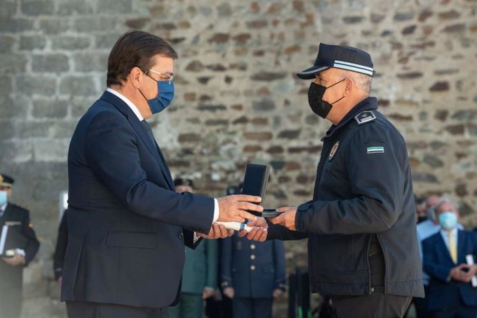 Fernández Vara entrega una de las condecoraciones a un policía local.