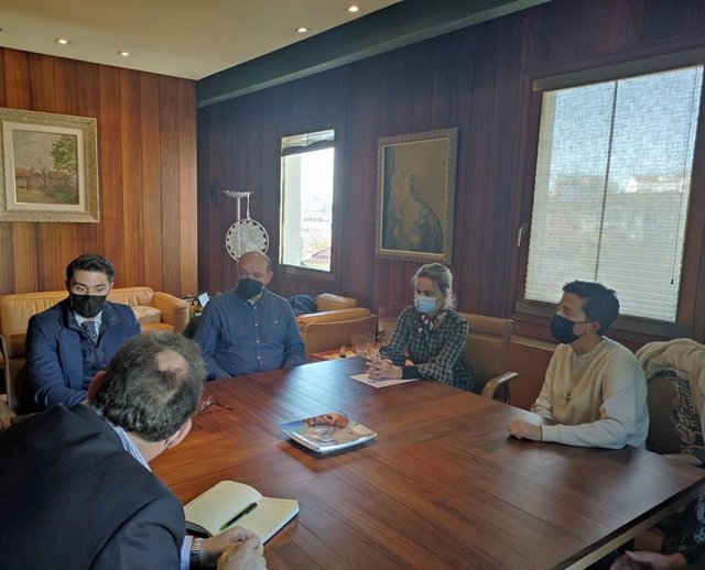 La familia de Diego Bello, junto a su abogado, mantienen una reunión con la Valedora do Pobo