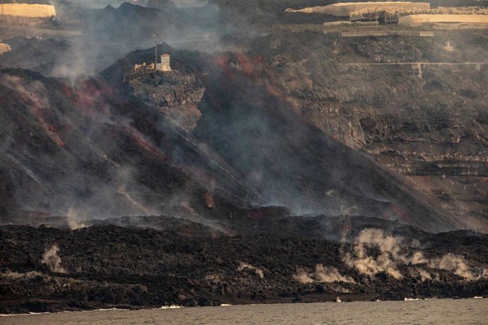 Coladas de lava vistas desde Buque de Asalto Anfibio Castilla, a 10 de noviembre de 2021, en La Palma, Santa Cruz de Tenerife, Canarias (España). El Buque Anfibio Castilla ha llegado a la isla para realizar traslados vía marítima de los agricultores a