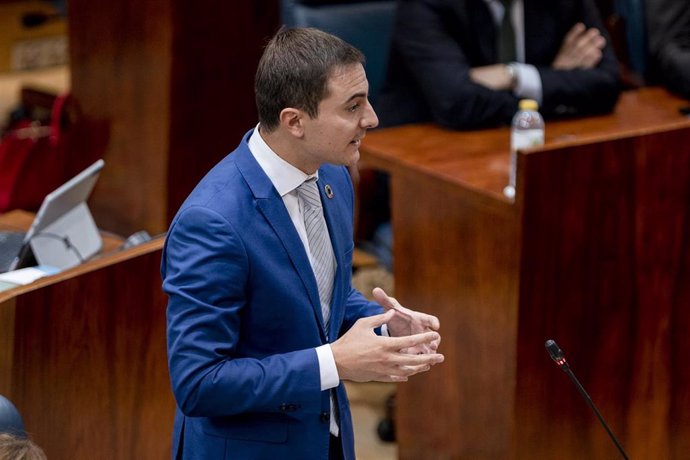 El portavoz del PSOE en la Asamblea de Madrid, Juan Lobato, durante una sesión de control al Gobierno regional en la Asamblea, a 4 de noviembre de 2021, en Madrid, (España).  El Pleno de la Asamblea de Madrid de este jueves centra su debate en el Proyec