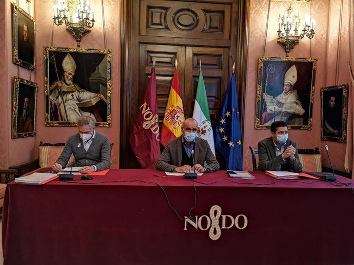 Archivo - Antonio Muñoz, en el centro, en una imagen de archivo de una comparecencia para informar de los acuerdos de la Gerencia de Urbanismo.