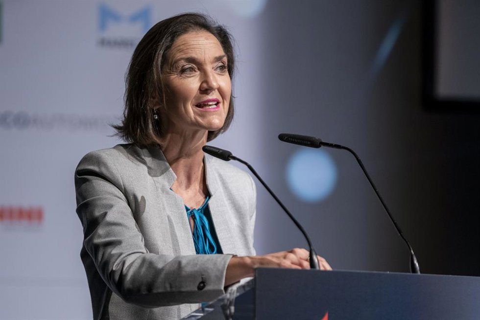 La ministra de Industria, Comercio y Turismo, Reyes Maroto, clausura el VIII Encuentro Sernauto en Ifema de Madrid, a 11 de noviembre de 2021, en Madrid (España). 