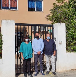 El concejal de Atención a la Infancia y Educación del Ayuntamiento de Paterna, David Fortea, junto a representantes del Patronato Francisco Esteve