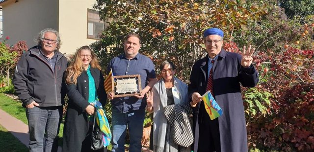 Representantes de la Asamblea Mundial Amazigh, en Barcelona, donde hicieron entrega de sus reivindicaciones a la presidenta del Parlament de Catalunya, Laura Borrás y al secretario general, Oriol Junqueras.