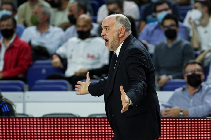 Pablo Laso protesta una acción en un partido del Real Madrid
