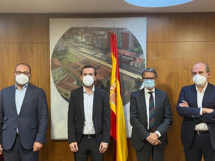 Imagen de la reunión entre el secretario de Estado de Telecomunicaciones e Infraestructuras Digitales, Roberto Sánchez, y los representantes de Spain DC, la asociación española de centros de datos.