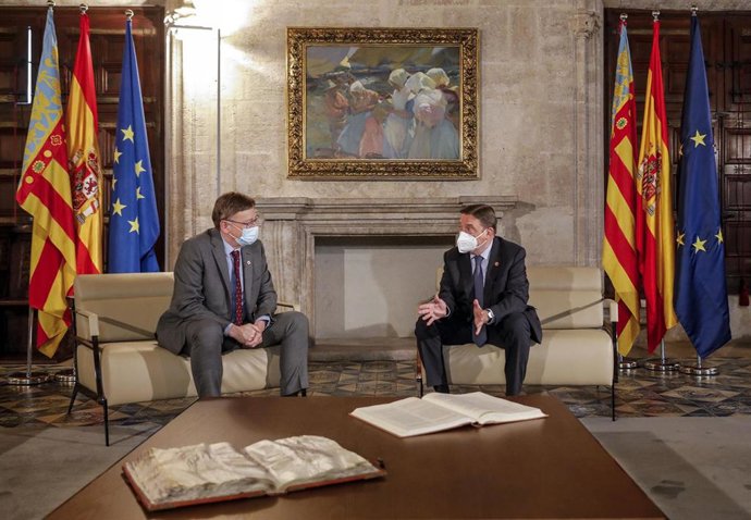 El ministro de Agricultura, Pesca y Alimentación, Luis Planas (d), y el presidente de la Generalitat Valenciana, Ximo Puig (i), durante un encuentro en el Palau de la Generalitat, a 11 de noviembre de 2021, en Valencia, Comunidad Valenciana (España).