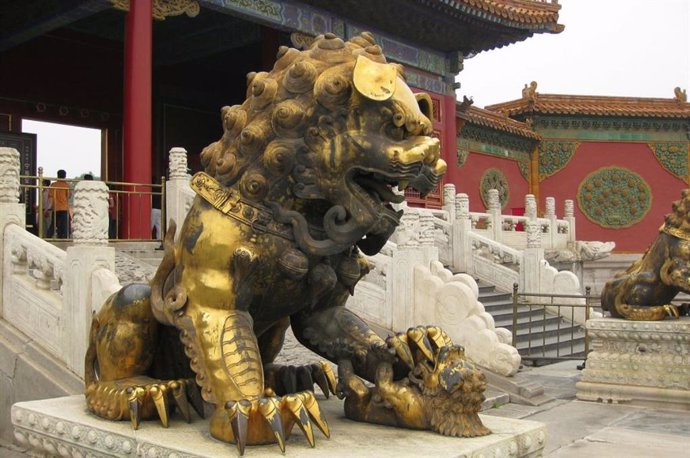 Un león guardián dorado frente al Palacio de la Longevidad Tranquila. Ciudad Prohibida de Pekín