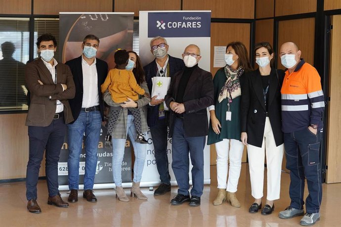 El equipo médico junto a la niña y su familia de acogida.