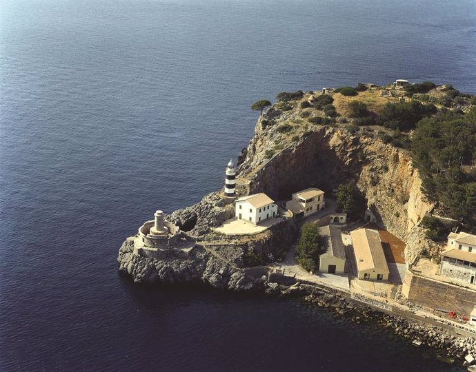 Archivo - El faro de Sa Creu, en el port de Sóller.