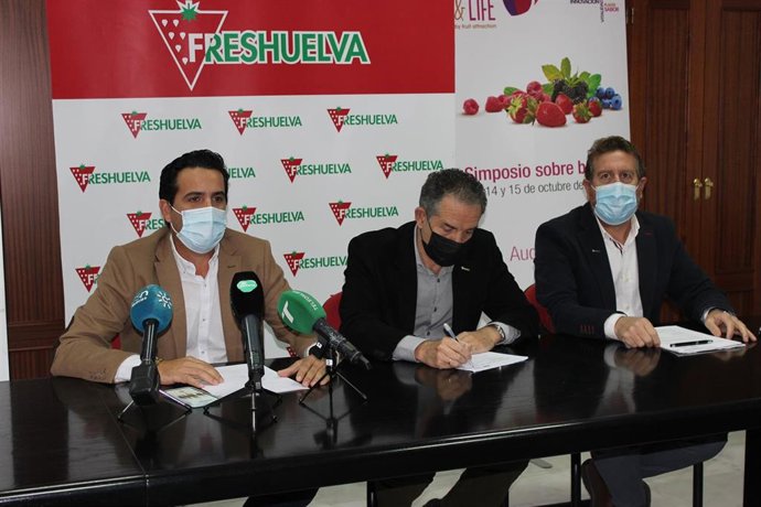 El presidente de la Plataforma en Defensa de los Regadíos del Condado, Romualdo Macías, acompañado del secretario de la misma, Juan Ramón Hernández, y el gerente de Freshuelva, Rafael Domínguez Guillén.