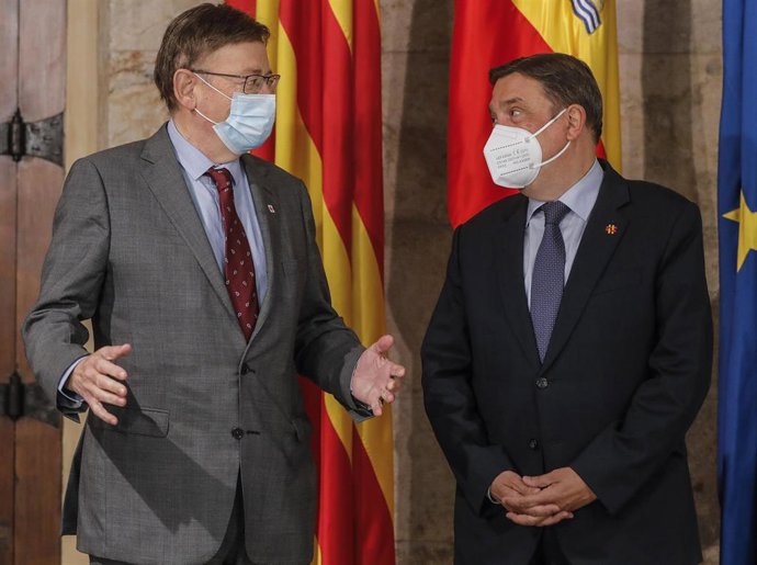 El ministro de Agricultura, Pesca y Alimentación, Luis Planas (d), y el presidente de la Generalitat Valenciana, Ximo Puig (i), durante un encuentro en el Palau de la Generalitat, a 11 de noviembre de 2021, en Valencia, Comunidad Valenciana (España).