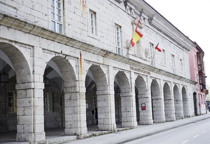Archivo - Exterior del Parlamento de Cantabria.