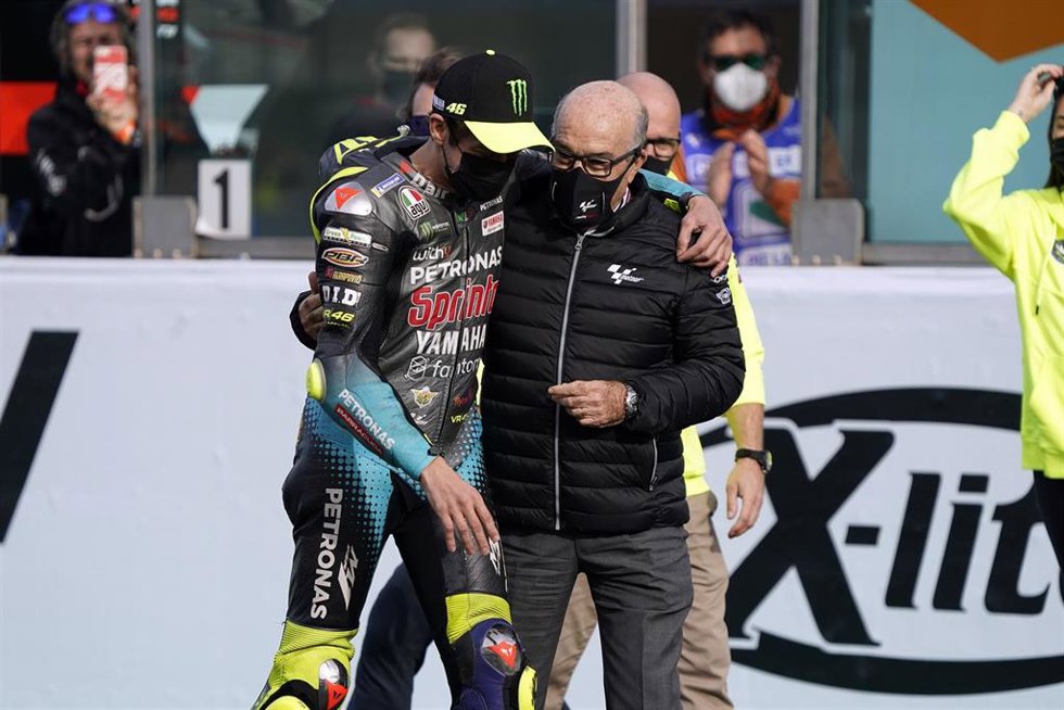 Valentino Rossi abrazado a Carmelo Ezpeleta, CEO de Dorna