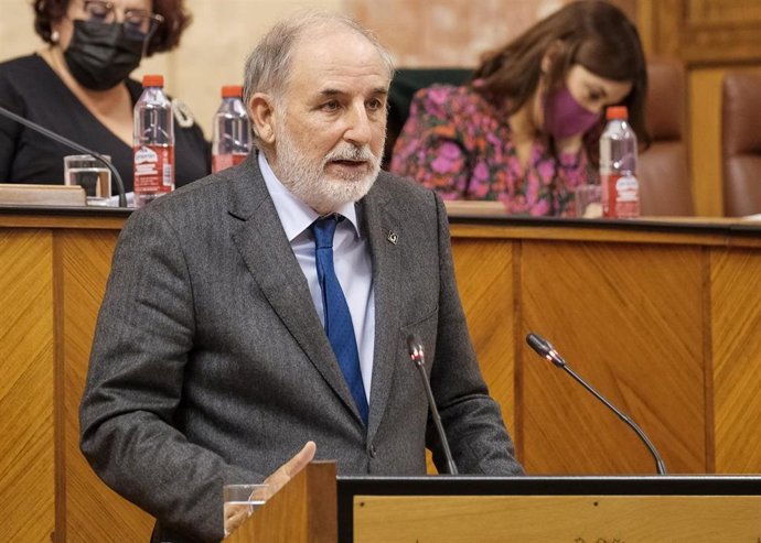 El parlamentario de Vox, Macario Valpuesta, este jueves en la defensa de la PNL sobre concierto de bachillerato, aprobada por el Parlamento.