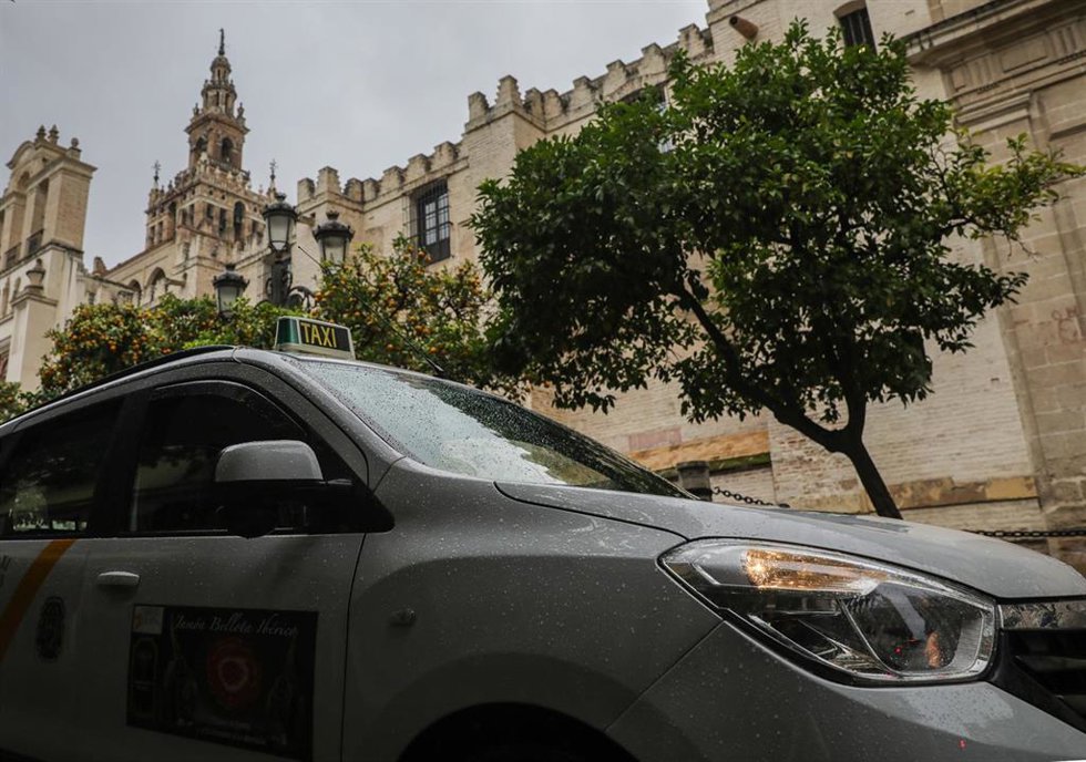 Archivo - Un taxi en la parada de la calle Alemanes. En Sevilla (Andalucía, España), a 04 de diciembre de 2020.