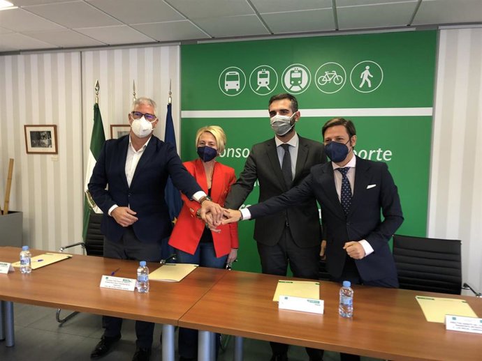 Firma del convenio entre el Consorcio de Transportes y los ayuntamientos de Almería y Huércal
