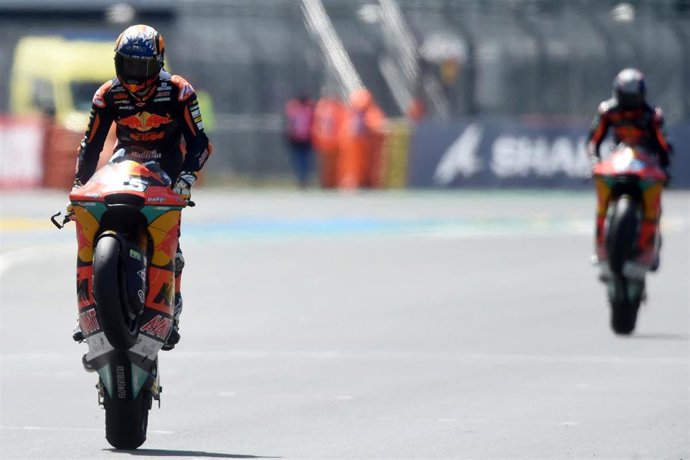 Archivo - 16 May 2021, France, Le Mans: Spanish rider Raul Fernandez of Red bull KTM Ajo (L) crosses the finish line during the French Motorcycle Grand Prix in Le Mans, northwestern France. Photo: Jean-Francois Monier/AFP/dpa