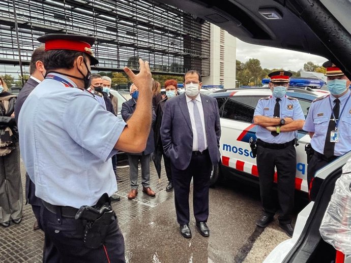 El conseller Joan Ignasi Elena durante la explicación de los nuevos coches patrulla