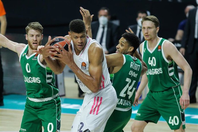 Archivo - Tavares pelea un balón en la zona en el Real Madrid - Zalgiris de la Euroliga 2020-2021
