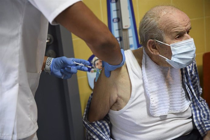 Un hombre recibe una dosis de la vacuna contra la gripe, en el Centro de Salud Plaza Segovia, a 27 de octubre de 2021, en Valencia, Comunidad Valenciana (España). 