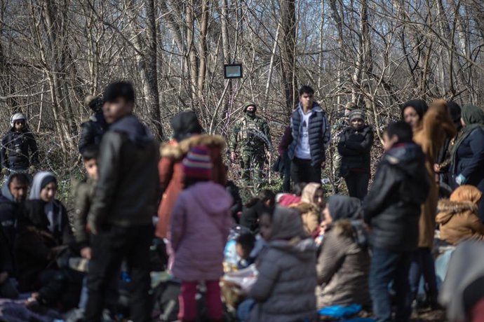 Archivo - Migrantes en las fronteras exteriores de la UE