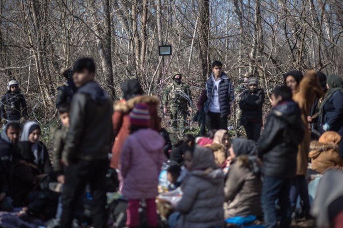 Archivo - 01 March 2020, Turkey, Pazarkule: Migrants gather at the closed Pazarkule Border Crossing along the Turkish-Greek borders after thousands of them arrived following Turkey's decision to no longer stop migrants from crossing the border into the 