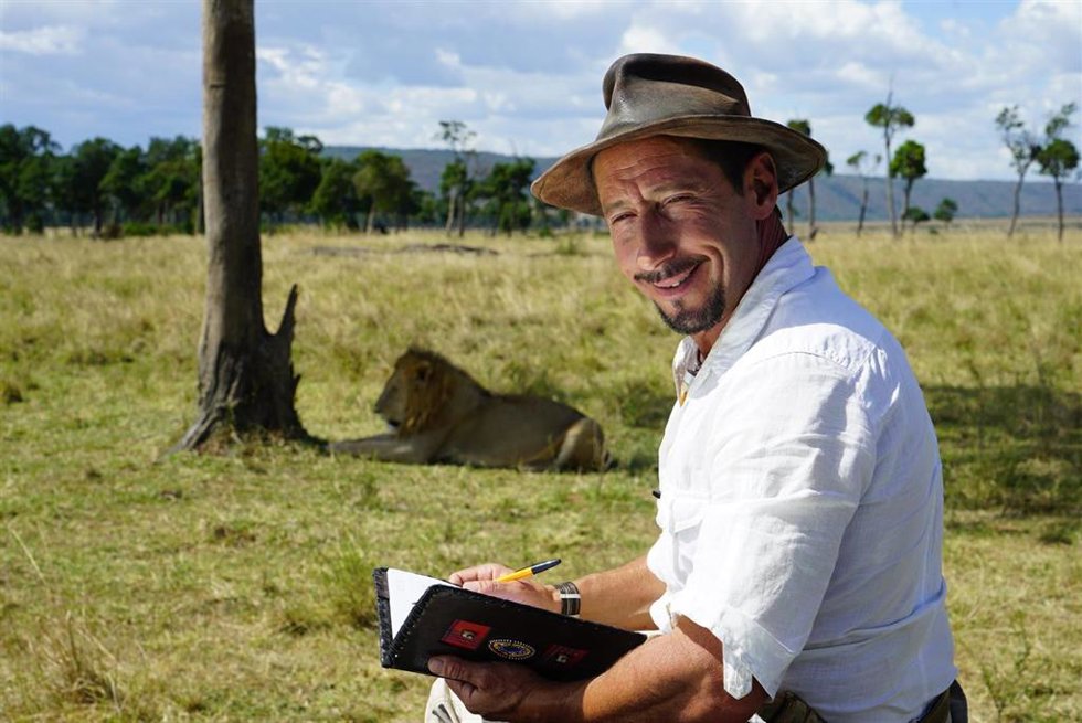Jorge Alesanco, naturalista español aceptado por leones en Kenia