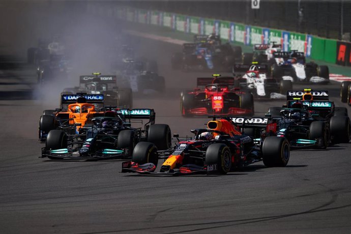 Max Verstappen superando a los Mercedes de Lewis Hamilton y Valtteri Bottas en la salida del Gran Premio de México 2021