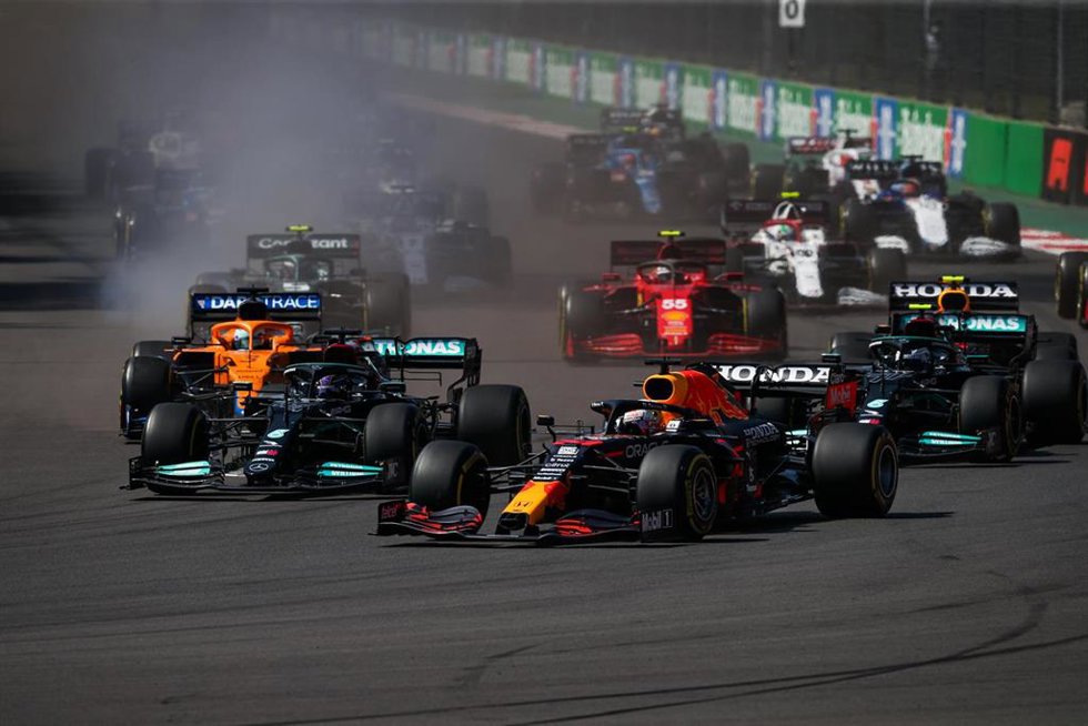 Max Verstappen superando a los Mercedes de Lewis Hamilton y Valtteri Bottas en la salida del Gran Premio de México 2021