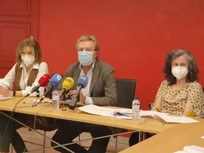 De izquierda a derecha, Mercedes Coloma, vocal de Atención Primaria Rural del Colegio; el presidente del órgano colegial, José Luis Almudí; e Isabel Gutiérrez, vocal de Atención Primaria Urbana.
