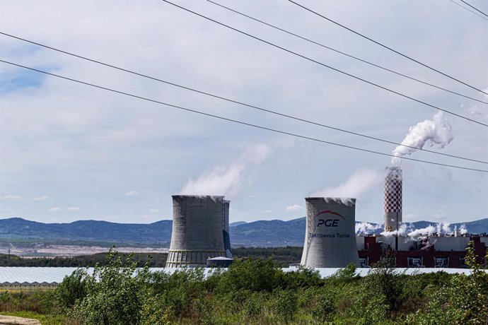 Archivo - 24 May 2021, Poland, Wroclaw: Turow power plant and Turow lignite coal mine seen on the border with the Czech Republic and Germany. Officials in Poland have defied an injunction by the top European Union court, saying that the ordered closure 