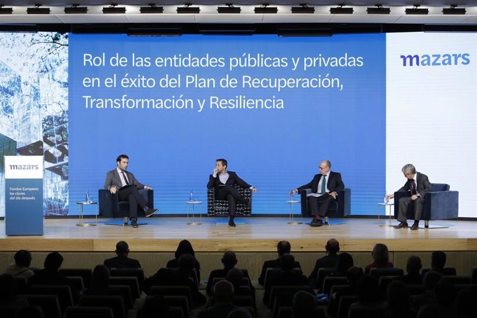 De izq a dcha: Carlos Cuerpo, secretario general del Tesoro y Financiación Internacional, Ministerio de Asuntos Económicos y Transformación Digital; Javier Ruiz, presentador; José María Roldán, presidente de la Asociación Española de banca (AEB); y Germ