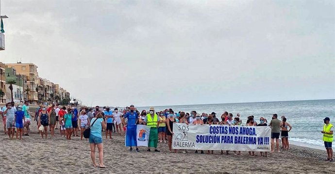 Los vecinos de Balerma se manifiestan por la regresión de su playa.