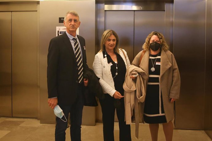  El portavoz de la familia, Mariano Navarro; la madre de Marta Calvo, Marisol Burón y su abogada Pilar Juver, a su llegada al Congreso de los Diputados para una reunión con el PSOE, a 11 de noviembre de 2021, en Madrid (España). E