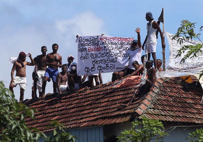 23 October 2021, Sri Lanka, Colombo: Death-row inmates of Sri Lanka's Welikada prison protest on the roof of the prison. The correction facility's officials said about 150 Sri Lankan death row inmates have gone on a hunger strike to demand that their se