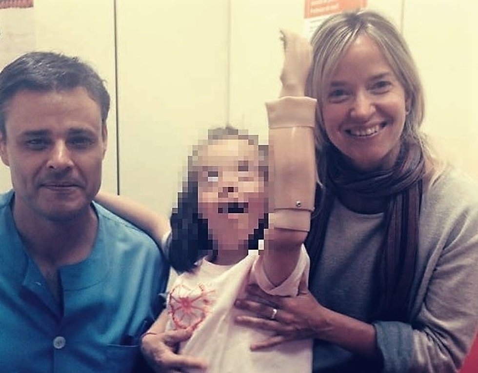 Carolina con sus padres.