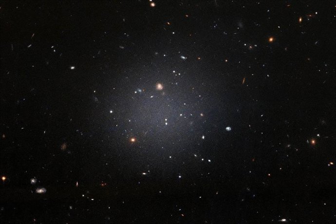 La galaxia NGC 1052-DF2, una de las galaxias que parecen carecer de materia oscura