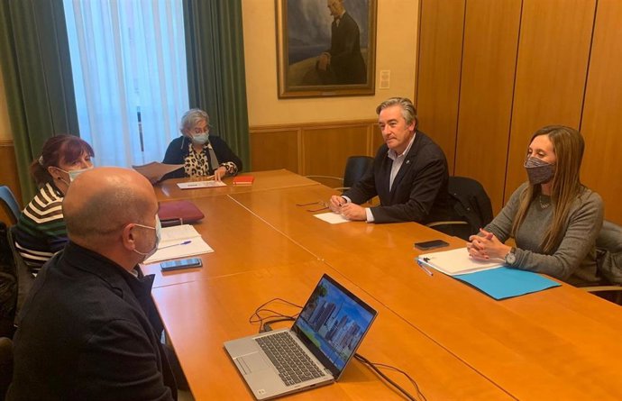 Reunión del presidente del PP de Gijón, Pablo González, y la portavoz municipal del PP, Ángela Pumariega,con la  alcaldesa gijonesa, Ana González, en el Ayuntamiento de Gijón