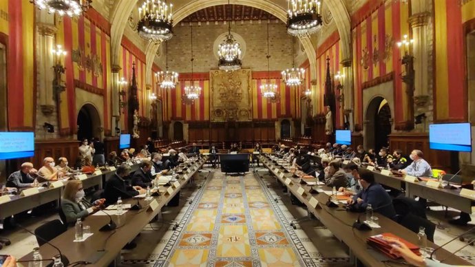 La primera reunión de la 'Mesa ciudadana para una noche cívica y segura' en el Ayuntamiento de Barcelona.