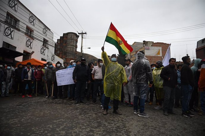 Archivo - 23 September 2021, Bolivia, La Paz: Coca leaf producers take part in a protest near the market controlled by their association. They have lost it to a rival group supported by the government. The struggle for control of the coca leaf market in