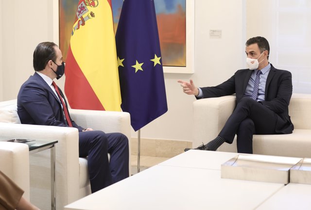 El presidente del Banco Interamericano de Desarrollo, Mauricio Claver-Carone (i) y el presidente del Gobierno, Pedro Sánchez (d), durante su reunión en el Palacio de la Moncloa