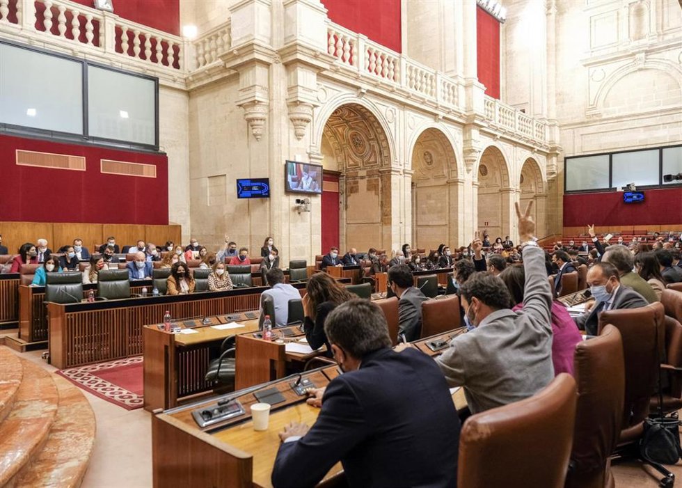 Votación en el Pleno del Parlamento andaluz.