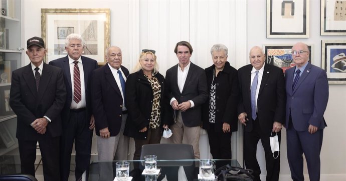 El expresidente del Gobierno y presidente de la Fundación Faes, José María Aznar (c), posa con varios políticos cubanos de la dictadura castrista, en la sede de las FAES, a 11 de noviembre de 2021, en Madrid, (España). Este es uno de los encuentros que 