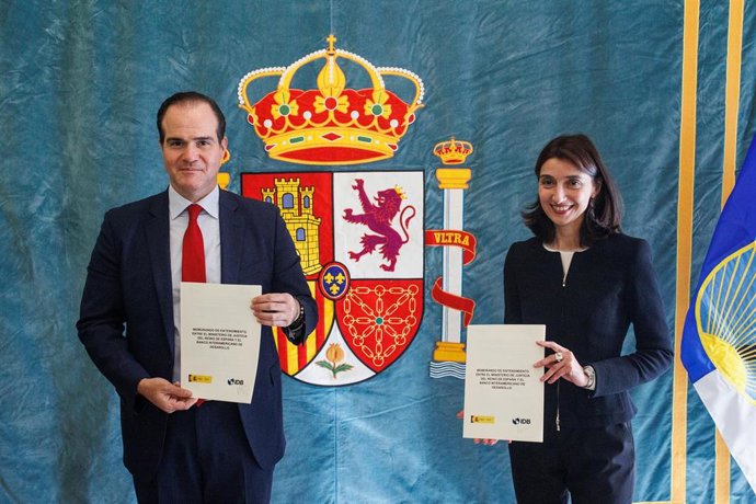 La ministra de Justicia, Pilar Llop, y el presidente del Banco Interamericano de Desarrollo, Mauricio Claver-Carone, posan con un Memorando de Entendimiento entre ambas instituciones, en el Palacio de Parcent