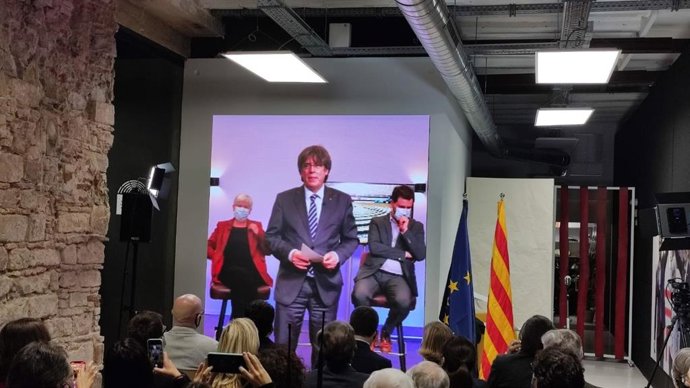 El expresidente de la Generalitat y eurodiputado, Carles Puigdemont, junto con los exconsellers y eurodiputados de Junts, Toni Comín y Clara Ponsatí, durante el acto.